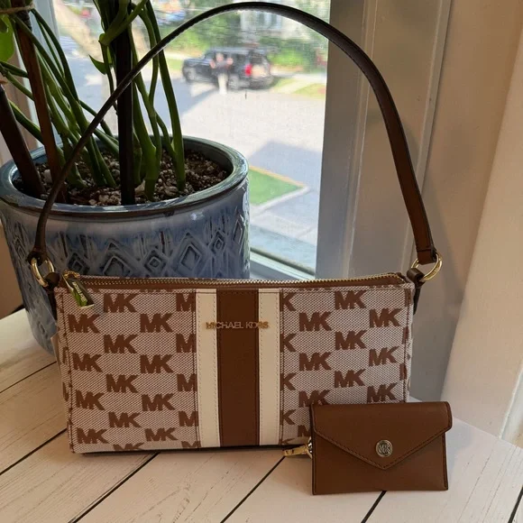 Michael Kors | Vincent Logo Shoulder Bag with Pochette, Medium - Picture 7 of 14